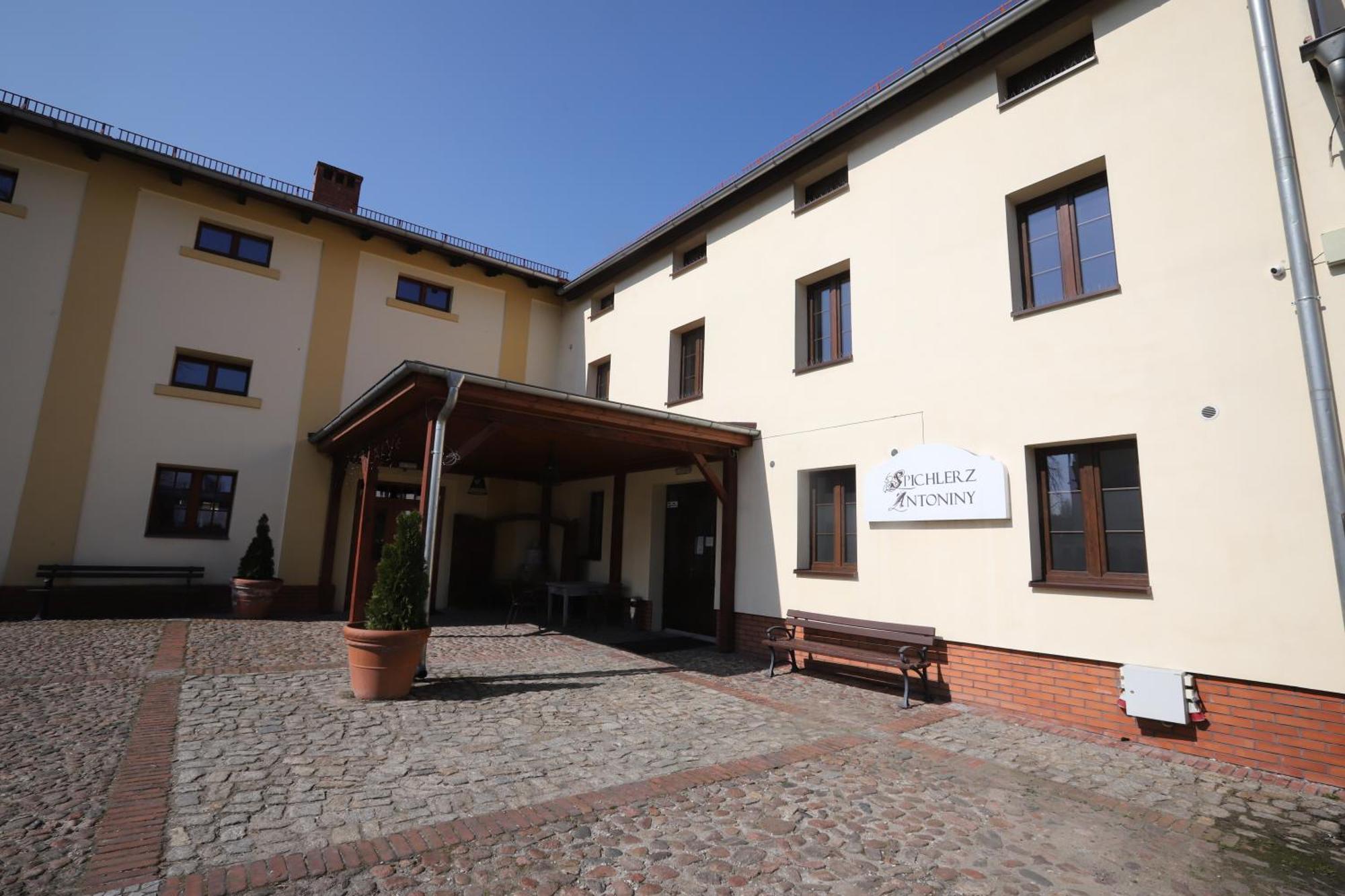 Hotel Sandro Silver & Spichlerz Antoniny レシュノ エクステリア 写真