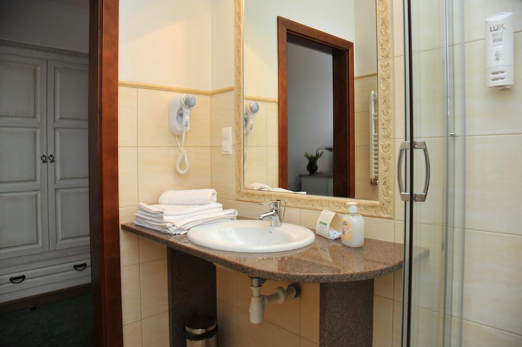 Hotel Sandro Silver & Spichlerz Antoniny レシュノ 部屋 写真